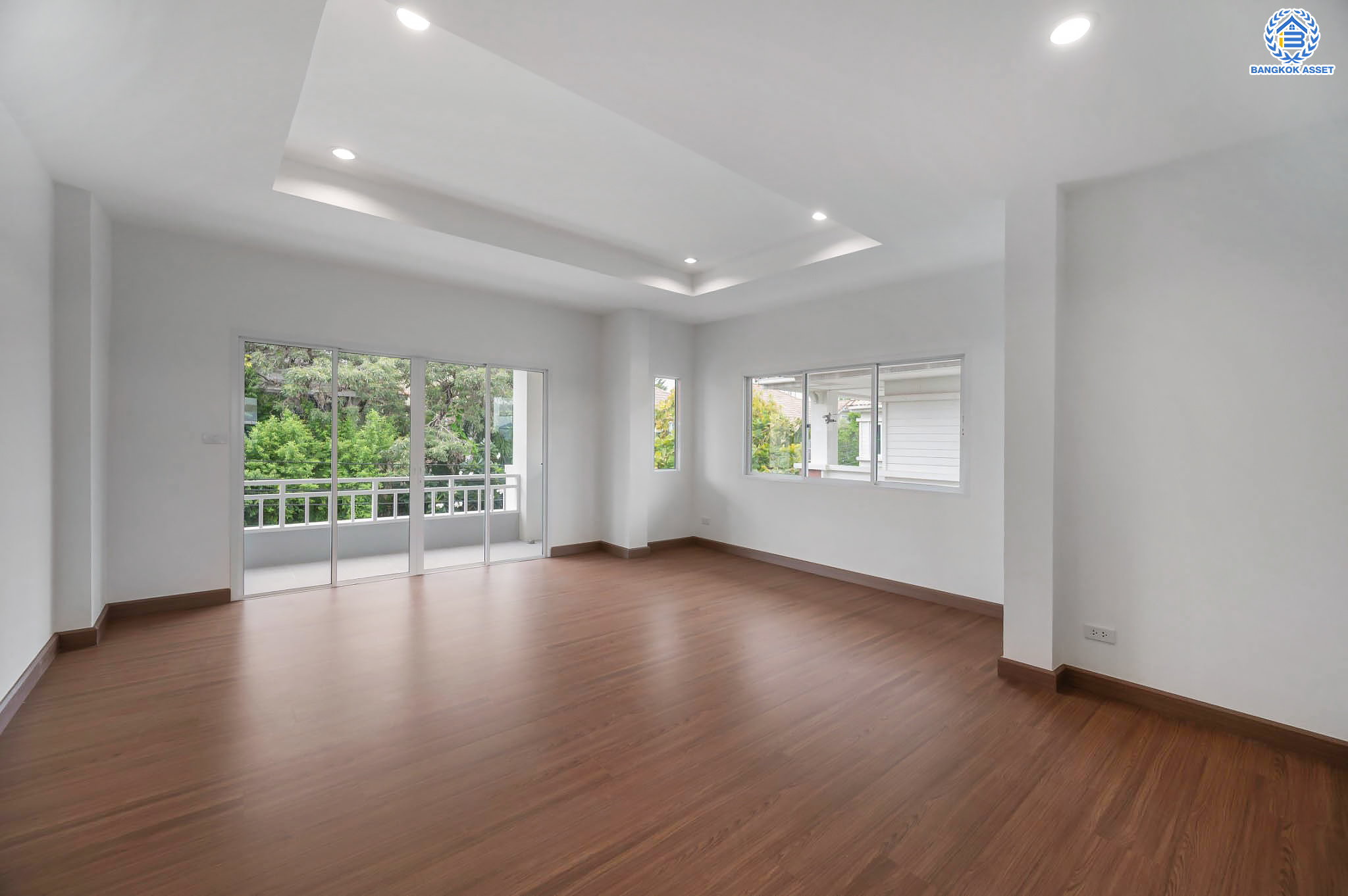 บ้านมือสองตกแต่งใหม่ โครงการ นาราวัลย์ บรมราชชนนี เนื้อที่ 71.8 ตร.ว. ฟังก์ชัน 3 ห้องนอน 4 ห้องน้ำ 1 ห้องแม่บ้าน จอดรถได้ 2 คัน บนพื้นที่ใช้สอยเกือบ 220.58 ตร.ม. พร้อมพื้นที่สีเขียวสนามหญ้ากว้างขวาง ตอบโจทย์ครอบครัวใหญ่ บนทำเลศักยภาพ เชื่อมต่อทั้งถนนกาญจนาภิเษก และทางคู่ขนานลอยฟ้าบรมราชชนนี ใกล้ ม.มหิดล, สถานีขนส่งสายใต้ใหม่ และเซ็นทรัลปิ่นเกล้า